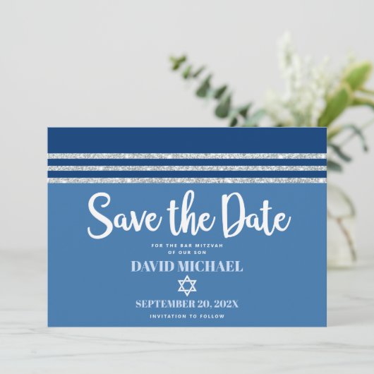 Bar Mitzvah Modern Bold Blue Silver Tallit Script Save The Date (Stehend Vorderseite)