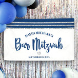 Bar Mitzvah Modern Navy Blue Silver Tallit Script Banner<br><div class="desc">Seien Sie stolz, freuen Sie sich und präsentieren Sie diesen Meilenstein Ihres Lieblings-Bar Mitzvah! Hänge diesen coolen, einzigartigen, modernen, personalisierten Banner auf, um seinen besonderen Tag zu ergänzen. Fette, marineblaue Schriftzeichen, ein silberner Star von David und ein marineblau und silberblau gestreifter tallit inspirierte grafische Overlay einen einfachen, weißen Hintergrund. Personalisieren...</div>