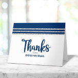 Bar Mitzvah Modern Navy Blue Silver Tallit Script Dankeskarte<br><div class="desc">Vergewissern Sie sich, dass Ihr Lieblings-Bar Mitzvah zeigt seine Wertschätzung für alle, die seine Meilenstein-Veranstaltung unterstützt! Versenden Sie diese coole, einzigartige, moderne, personalisierte Dankeschön-Karte. Fett, marineblaue Schriftzeichen, Stern von David und ein marineblau und silber gestreiftes Tallit inspirierte grafische Overlay ein einfacher, weißer Hintergrund. Eine andere inspirierte Grafik und ein silberner...</div>