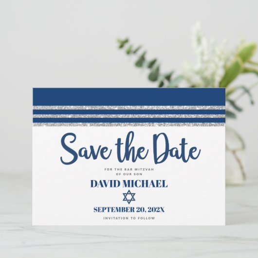 Bar Mitzvah Modern Navy Blue Silver Tallit Script Save The Date (Stehend Vorderseite)