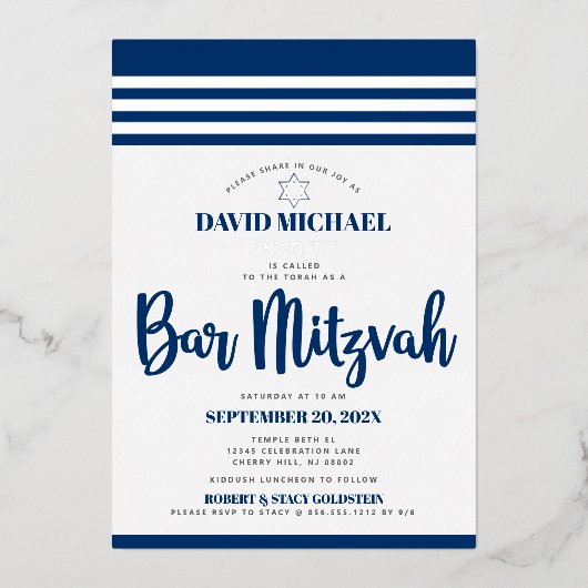 Bar Mitzvah Modern Tallit Navy Script Real Silver Folieneinladung (Vorderseite)