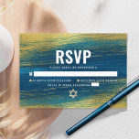 Bar Mitzvah Moderne Typografie Türkis Goldfolie RSVP Karte<br><div class="desc">Seien Sie stolz, freuen Sie sich und feiern Sie diesen Meilenstein Ihres Lieblings-Bar Mitzvah mit dieser coolen, einzigartigen, modernen, personalisierten UAWG Insert-Karte für Ihre Veranstaltung! Metallische goldene Pinselstriche und Star of David, zusammen mit fett-weißer Typografie, überlagern einen reichen, türkisfarbenen, blauen Farbhintergrund. Personalisieren Sie den benutzerdefinierten Text mit dem Datum "Antwort...</div>