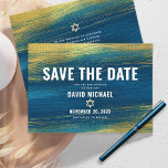 Bar Mitzvah Moderne Typografie Türkis Goldfolie Save The Date<br><div class="desc">Achten Sie darauf, dass alle Ihre Freunde und Verwandten den Meilenstein Ihres Sohnes Bar Mitzvah feiern können! Versenden Sie diese coole, einzigartige, moderne, personalisierte "Save the Date" Anzeigenkarte. Metallische goldene Pinselstriche und Star of David, zusammen mit fett-weißer Typografie, überlagern einen reichen, türkisfarbenen, blauen Farbhintergrund. Personalisieren Sie den benutzerdefinierten Text mit...</div>