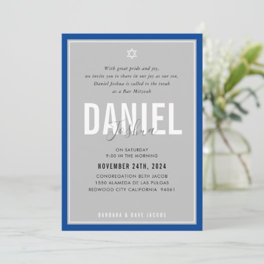 BAR MITZVAH Moderner athletischer Junge fett blau Einladung (Stehend Vorderseite)