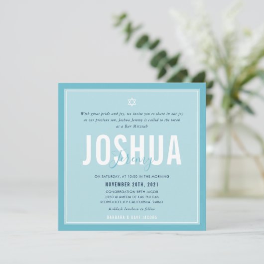 BAR MITZVAH Moderner Name leuchtend blau Einladung (Stehend Vorderseite)