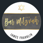 BAR MITZVAH Modernes Grauschalkpappgoldschreiben Runder Aufkleber<br><div class="desc">von kat massard >>> WWW.SIMPLYSWEETPAPERIE.COM << < *** HINWEIS - DIE SCHINTENGOLDFOLIENWIRKUNG IST EIN DRUCKENDES BILD ** - - - - - - - - - - - - - - - - - - - - - - - - - - - - - - - - - -...</div>