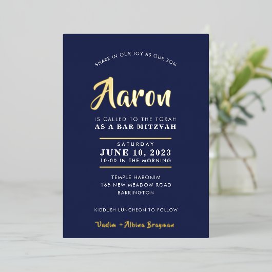 BAR MITZVAH Modernes, stilvolles Kalligrafiegrottg Folieneinladung (Stehend vorne)