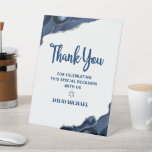 Bar Mitzvah Navy Blue Agate Script Modern Minimal Sockelschild<br><div class="desc">Herzlichen Dank an jeden Gast für die Feier Ihres Sohnes Bar Mitzvah mit Ihnen! Zeigen Sie dieses atemberaubende, moderne, stilvolle, personalisierte Podestschild, um seinen besonderen Tag zu bereichern. Navy Schrift Typografie, ein Imitat silberner Star von David und blaues Age Akzentuiert mit Imitaten silberne Adern überlagern ein minimales Weiß. Personalisieren Sie...</div>