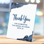Bar Mitzvah Navy Blue Agate Script Simple Modern Sockelschild<br><div class="desc">Herzlichen Dank an jeden Gast für die Feier Ihres Sohnes Bar Mitzvah mit Ihnen! Zeigen Sie dieses atemberaubende, moderne, stilvolle, personalisierte Podestschild, um seinen besonderen Tag zu bereichern. Navy Schrift Typografie und blaues Age Akzent mit Imitaten silbernen Adern überlagern ein minimales Weiß. Erhältlich in 4 Größen: 4"x6", 6"x8", 8"x10" und...</div>