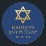 Bar Mitzvah Navy Blue & Gold Star von David Name Runder Aufkleber<br><div class="desc">Elegante moderne,  blaue und goldene Bar mitzvah Aufkleber mit individuelle Name,  Datum und Star of David Design. Diese Bar mitzvah Gefallen Tag Aufkleber sind stilvolle und klassische Umschlag Aufkleber,  oder auf Ihren Bar und Fledermaus mitzvah Party Dekor Projekte.</div>