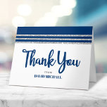 Bar Mitzvah Navy Blue Silver Tallit Script Modern Dankeskarte<br><div class="desc">"Danke." Vergewissern Sie sich, dass Ihr Lieblings-Bar Mitzvah zeigt seine Wertschätzung für alle, die seine Meilenstein-Veranstaltung unterstützt! Versenden Sie diese coole, einzigartige, moderne, personalisierte Dankeschön-Karte. Fett, marineblaue Schriftzeichen, Stern von David und ein marineblau und silber gestreiftes Tallit inspirierte grafische Overlay ein einfacher, weißer Hintergrund. Eine andere inspirierte Grafik und ein...</div>