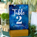 Bar Mitzvah Navy Galaxy Watercolor Agate Script Tischnummer<br><div class="desc">Kein Bar Mitzvah Party ist komplett ohne personalisierte Tischnummern. Lass deinem Sohn Stolz, Freude und feiere seinen Meilenstein in seinem perfekt koordinierten Party. Weiße Kalligraphie-Schrift, hellblau-graue und weiße Typografie und stählerne, blaue, agate Felsen mit Imitaten silbernen Adern überlagern einen tiefblauen galaxischen Aquarellhintergrund. Personalisieren Sie den benutzerdefinierten Text mit der Tischnummer,...</div>