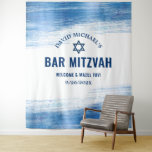 Bar Mitzvah Navy Typ Blue Foil Foto Hintergrund Wandteppich<br><div class="desc">Seien Sie stolz, freuen Sie sich und präsentieren Sie diesen Meilenstein Ihres Lieblings-Bar Mitzvah! Erleben Sie diesen coolen, einzigartigen, modernen, personalisierten Foto-Kulisse, um seinen besonderen Tag zu ergänzen. Imitate metallische, hellblaue Pinselstriche, marineblaue Typografie und ein marineblauer David-Stern überlagern einen sauberen, weißen Hintergrund. Personalisieren Sie den benutzerdefinierten Text mit dem Namen,...</div>