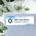 Bar Mitzvah Navy Typ Blue Foil Rücksendeadresse<br><div class="desc">Seien Sie stolz, freuen Sie sich und feiern Sie diesen Meilenstein Ihres Lieblings-Bar Mitzvah, wenn Sie dieses coole, einzigartige, moderne, personalisierte Rücksendelabel verwenden! Metallische, hellblaue Pinselstriche aus der Folie, gewagte, marineblaue Typografie und Star of David überlagern einen einfachen, weißen Hintergrund. Personalisieren Sie den benutzerdefinierten Text mit Ihrem Namen und Ihrer...</div>