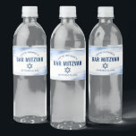 Bar Mitzvah Navy Typografie Bold Blue Foil Modern Wasserflaschenetikett<br><div class="desc">Ohne personalisierte Wasserflaschen ist kein Bar Mitzvah-Party vollständig. Lass deinem Sohn Stolz, Freude und feiere seinen Meilenstein in seinem perfekt koordinierten Party. Imitate metallische, hellblaue Pinselstriche, marineblaue Typografie und ein marineblauer David-Stern überlagern einen sauberen, weißen Hintergrund. Personalisieren Sie den benutzerdefinierten Text mit dem Namen und Datum Ihrer Bar Mitzvah oder...</div>