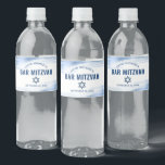Bar Mitzvah Navy Typografie Bold Blue Foil Modern Wasserflaschenetikett<br><div class="desc">Ohne personalisierte Wasserflaschen ist kein Bar Mitzvah-Party vollständig. Lass deinem Sohn Stolz, Freude und feiere seinen Meilenstein in seinem perfekt koordinierten Party. Imitate metallische, hellblaue Pinselstriche, marineblaue Typografie und ein marineblauer David-Stern überlagern einen sauberen, weißen Hintergrund. Personalisieren Sie den benutzerdefinierten Text mit dem Namen und Datum Ihrer Bar Mitzvah oder...</div>