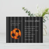 Bar Mitzvah Orange und Black Soccer Ball Einladung (Stehend Vorderseite)