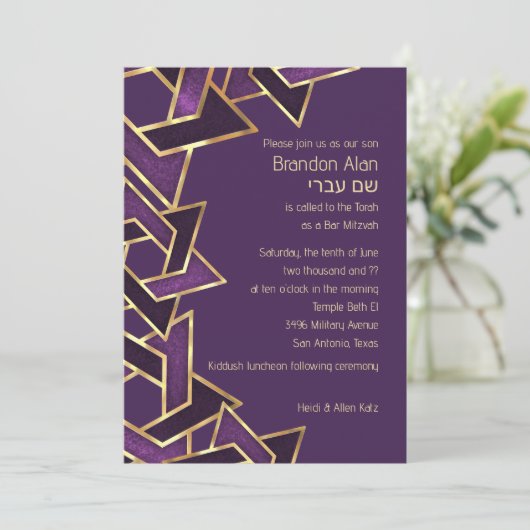 Bar Mitzvah Plum Lila Gold Star von David Einladung (Stehend Vorderseite)