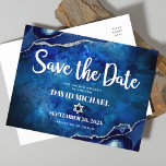 Bar Mitzvah Save the Date Marine Watercolor Agate Einladungspostkarte<br><div class="desc">Achten Sie darauf, dass alle Ihre Freunde und Verwandten den Meilenstein Ihres Sohnes Bar Mitzvah feiern können! Versenden Sie diese coole, einzigartige, moderne, personalisierte Postkarte "Save the Date". Die Typografie der weißen Schrift und der Stern von David überlagern einen tiefblauen, galaxischen Aquarellhintergrund mit marineblau akzentuiert mit Imitaten silbernen Venen. Personalisieren...</div>