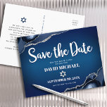 Bar Mitzvah Save the Date Navy Ombre Agate Script Einladungspostkarte<br><div class="desc">Achten Sie darauf, dass alle Ihre Freunde und Verwandten den Meilenstein Ihres Sohnes Bar Mitzvah feiern können! Versenden Sie diese coole, einzigartige, moderne, personalisierte Postkarte "Save the Date". Die Typografie der weißen Schrift und der Star of David überlagern einen tiefmarineblau ombre Hintergrund mit Stahlblau-Age mit silbernen Imitaten Akzente. Personalisieren Sie...</div>