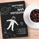 Bar Mitzvah Schwarz und Weiß Moderner Astronaut Einladung<br><div class="desc">Design setzt sich aus Weltraumelementen wie Astronaut,  Sternen und Planeten zusammen. Erhältlich hier: http://www.zazzle.com/store/selectpartysupplies</div>