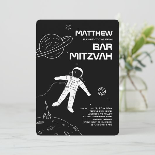 Bar Mitzvah Schwarz und Weiß Moderner Astronaut Einladung (Stehend Vorderseite)