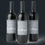 Bar Mitzvah Silver Gray Tallit Bold Script Modern Weinetikett<br><div class="desc">Seien Sie stolz, freuen Sie sich und präsentieren Sie diesen Meilenstein Ihres Lieblings-Bar Mitzvah! Nutzen Sie dieses coole, einzigartige, moderne, personalisierte Weinlabel, um seinen besonderen Tag zu bereichern. Fett, weiße Schrift Typografie, Star of David, und ein weich grauer und silberner Glitzer gestreift tallit inspirierte grafische Overlay ein einfaches, leichteres, weiches...</div>