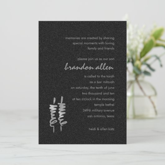 Bar Mitzvah Silver Torah Scrolls auf jeder Farbe Einladung (Stehend Vorderseite)