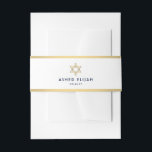Bar Mitzvah Star der David White Navy Gold Moderne Einladungsbanderole<br><div class="desc">Ergänzt werden die eleganten Bar mitzvah-Einladungen in Marineblau, Weiß und Gold durch stilvolle, kundenspezifische Bauchbands. Name und Datum auf dieser Vorlage sind einfach zu personalisieren oder zu löschen. Das moderne minimalistische Design besticht durch stilvolle Kunst Deko inspiriert Vintage Typografie und Imitate goldenen Folienstreifen und Star of David. Bitte beachten Sie,...</div>