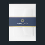 Bar Mitzvah Star von David Navy Blue White und Gol Einladungsbanderole<br><div class="desc">Ergänzt werden die eleganten Bar mitzvah-Einladungen in Marineblau, Weiß und Gold durch stilvolle, kundenspezifische Bauchbands. Name und Datum auf dieser Vorlage sind einfach zu personalisieren oder zu löschen. Das moderne minimalistische Design besticht durch stilvolle Kunst Deko inspiriert Vintage Typografie und Imitate goldenen Folienstreifen und Star of David. Bitte beachten Sie,...</div>