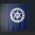 Bar mitzvah Stern von David blau jede Farbe Monogr Wandteppich<br><div class="desc">Bar mitzvah Hintergrund mit einem weißen Stern von David mit dem Monogramm des Jungen initiale,  und Name und Datum um den Stern herum. Die Standardfarben sind weiß und dunkelblau,  aber alle Farben sind im Designwerkzeug vollständig anpassbar. Sie können das Logo auch verschieben und verändern.</div>