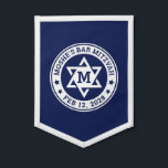Bar mitzvah Stern von David blau jede Farbe Monogr Wimpel<br><div class="desc">Bar mitzvah Pennant mit einem weißen Stern von David mit dem Monogramm-Initial des Jungen,  und Name und Datum um den Stern herum. Die Standardfarben sind weiß und dunkelblau,  aber alle Farben sind im Designwerkzeug vollständig anpassbar.</div>