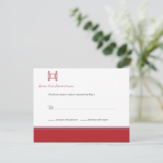 Bar Mitzvah Torah Crimson Reply Card Einladung (Stehend Vorderseite)