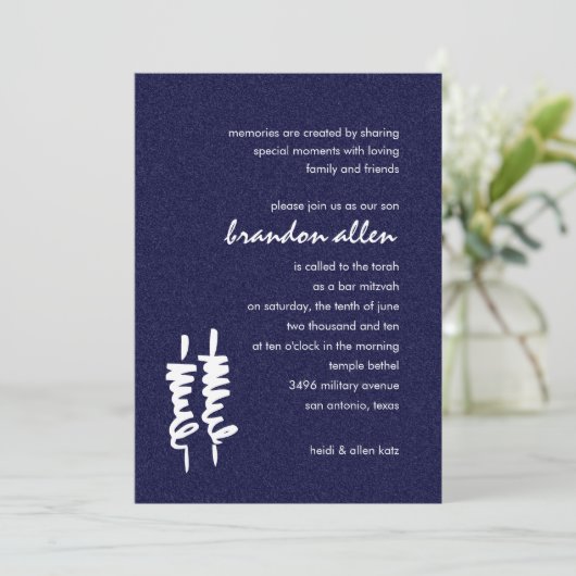 Bar Mitzvah White Torah Scrolls in jeder Farbe Einladung (Stehend Vorderseite)