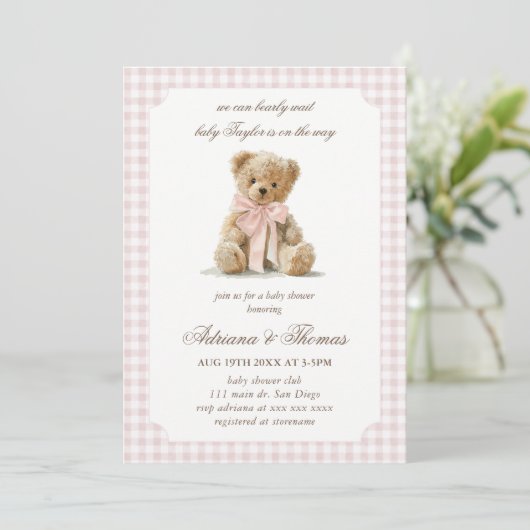 Bär Rosa Gingham Mädchen Baby Shower Einladung (Stehend Vorderseite)
