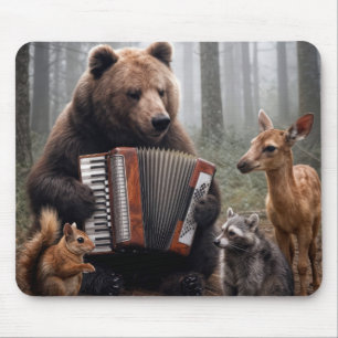 Bär spielt Akkordeon für Waldtiere Mousepad