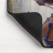 Bär spielt Cello in einem nebligen Wald Mousepad (Ecke)