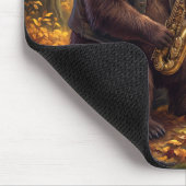 Bär spielt Saxophon im Herbstwald Mousepad (Ecke)