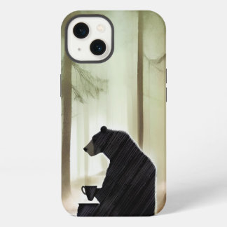 Bär trinkt Kaffee im Wald iPhone 13 Hülle