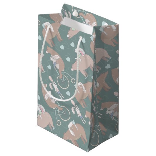 Bär und Bunny Kleine Geschenktüte (Vorderseite Schrägansicht)