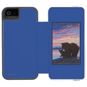 Bär und CUB - Latouche, Alaska Incipio iPhone Geldbeutel-Hülle (Folio Geöffnet)