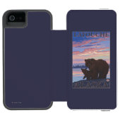 Bär und CUB - Latouche, Alaska Incipio iPhone Geldbeutel-Hülle (Folio Geöffnet)