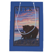 Bär und CUB - Sitka, Alaska Mittlere Geschenktüte (Rückseite)