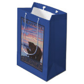 Bär und CUB - Wrangell, Alaska Mittlere Geschenktüte (Rückseite Schrägansicht)