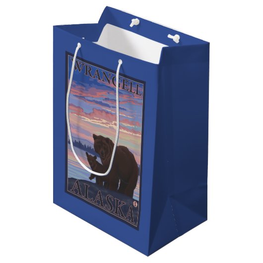 Bär und CUB - Wrangell, Alaska Mittlere Geschenktüte (Vorderseite Schrägansicht)