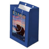 Bär und CubIdahoVintage Reise-Plakat Mittlere Geschenktüte (Rückseite Schrägansicht)