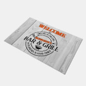 Bar und Grill | Personalisiert Grill Koch Fußmatte (Schrägansicht)
