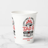 Bar- und Grilldesign von Papa 2 Pappbecher (Rückseite)