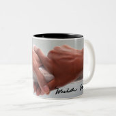 Barack und Michele Obamas Hände Zweifarbige Tasse (VorderseiteRechts)