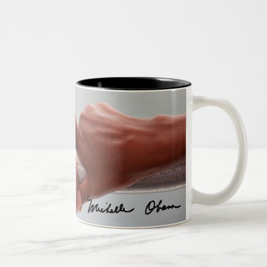 Barack und Michele Obamas Hände Zweifarbige Tasse (Rechts)
